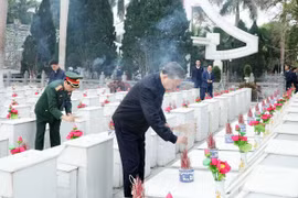 Tổng Bí thư Tô Lâm thắp hương trên phần mộ các liệt sỹ tại Nghĩa trang Liệt sỹ Quốc gia Vị Xuyên. (Ảnh: Thống Nhất/TTXVN)