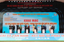 Các đại biểu thực hiện nghi thức khai mạc hội chợ. (Ảnh: Tuấn Anh/TTXVN)