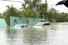 Nhiều phương tiện bị nhấn chìm. (Ảnh: Tường Quân/TTXVN)