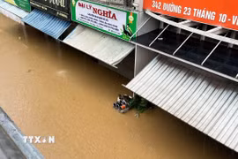 Nước lũ gây ngập sâu nhà dân từ 2 đến 3 mét ở Khánh Hòa. (Ảnh: Phan Sáu/TTXVN)