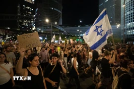 Người dân Israel tuần hành tại Tel Aviv tối 17/8/2025, yêu cầu Thủ tướng Benjamin Netanyahu tiến tới thỏa thuận với Hamas nhằm chấm dứt chiến tranh và trả tự do cho các con tin. (Ảnh: THX/TTXVN)