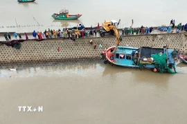 Tại khu neo đậu tránh trú bão thôn Liên Thành hàng chục tàu thuyền bị va đập vào nhau dẫn đến hư hỏng, vỡ nát.. (Ảnh: Hữu Quyết/TTXVN)