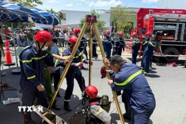 Lực lượng cảnh sát Phòng cháy, chữa cháy và Cứu nạn, cứu hộ triển khai đội hình cứu nạn dưới hố sâu. (Ảnh: TTXVN phát)