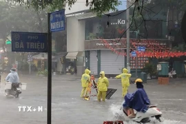 Ngập tại ngã tư Bà Triệu-Nguyễn Du. (Ảnh: Hoàng Hiếu/TTXVN)