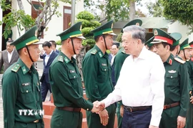 Tổng Bí thư Tô Lâm, Bí thư Quân ủy Trung ương thăm, chúc Tết cán bộ chiến sỹ Đồn Biên phòng EA Hleo, tỉnh Đắk Lắk. (Ảnh: Thống Nhất/TTXVN)