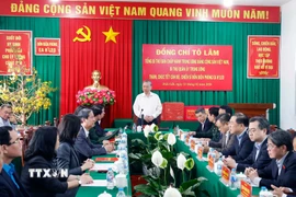 Tổng Bí thư Tô Lâm, Bí thư Quân ủy Trung ương chúc Tết cán bộ chiến sỹ Đồn Biên phòng EA H'Leo, tỉnh Đắk Lắk. (Ảnh: Thống Nhất/TTXVN)