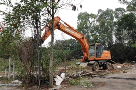 Lực lượng chức năng Ủy ban thành phố Vĩnh Yên tổ chức tháo dỡ công trình hộ ông Nguyễn Văn Báu ở phường Liên Bảo. (Ảnh: Hoàng Hùng/TTXVN)