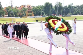 Chủ tịch Quốc hội Hungary Kover Laszlo đến đặt vòng hoa và vào Lăng viếng Chủ tịch Hồ Chí Minh. (Ảnh: Minh Đức/TTXVN)