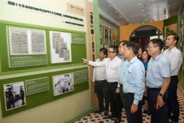 Ông Lê Quốc Minh và các đại biểu thăm trụ sở Hội Việt Nam cách mạng Thanh niên và nơi Chủ tịch Hồ Chí Minh xuất bản tờ báo Thanh Niên năm 1925 (Quảng Châu, Trung Quốc). (Ảnh: TTXVN phát)