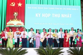 Lãnh đạo Thành ủy, Ủy ban Nhân dân, Ủy ban Mặt trận Tổ quốc Việt Nam tặng hoa chúc mừng lãnh đạo Hội đồng Nhân dân và lãnh đạo các Ban chuyên môn của HĐND thành phố. (Ảnh: Xuân Khu/TTXVN)