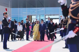 Thủ tướng Phạm Minh Chính và Phu nhân rời Thủ đô Paris, sang thăm chính thức Thụy Điển. (Ảnh: Dương Giang/TTXVN)