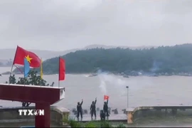 Lực lượng biên phòng bắn pháo hiệu cảnh báo bão số 13. (Ảnh: Phạm Cường/TTXVN)