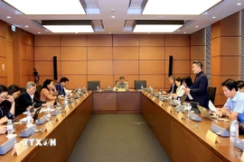 Các đại biểu Quốc hội tỉnh Đồng Tháp và Quảng Ngãi thảo luận tại tổ. (Ảnh: Tuấn Anh/TTXVN)