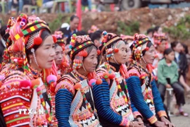 Đông đảo người dân tham dự chương trình Ngày hội văn hóa xã biên giới Thu Lũm. (Ảnh: Quý Trung/TTXVN)