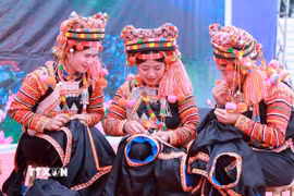 Trình diễn tạo hình trang phục truyền thống của phụ nữ đồng bào dân tộc Hà Nhì tại xã biên giới Thu Lũm, tỉnh Lai Châu.(Ảnh: Quý Trung/TTXVN)