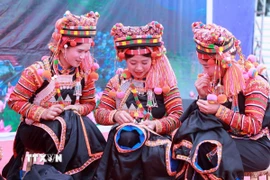 Trình diễn tạo hình trang phục truyền thống của phụ nữ đồng bào dân tộc Hà Nhì tại xã biên giới Thu Lũm, tỉnh Lai Châu.(Ảnh: Quý Trung/TTXVN)