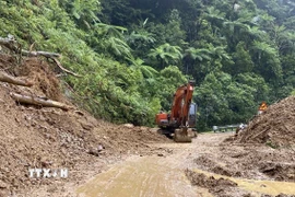 Điểm sạt lở trên đường Hồ Chí Minh nhánh Tây, địa phận thành phố Huế được thông xe một làn trong ngày 6/11. (Ảnh: TTXVN phát)
