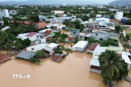 Mưa lũ gây thiệt hại tại nhiều địa phương ở Khánh Hòa hồi tháng 11 vừa qua. (Ảnh: Nguyễn Thành/TTXVN)