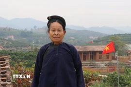 Bà Lường Thị Lan, dân tộc Nùng tại thôn Bắc Hoa, xã Tân Sơn hướng về Đại hội Đảng. (Ảnh: Thanh Thương/TTXVN)