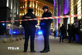 Cảnh sát Nga gác trên đường phố thủ đô Moskva. (Ảnh: AFP/TTXVN)