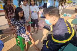 Ấm lòng những nghĩa cử của đoàn cứu trợ Việt Nam tại Myanmar