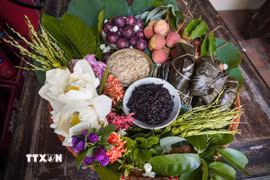 Mâm cúng Tết Đoan Ngọ là cách con cháu thể hiện lòng hiếu thảo và biết ơn. (Ảnh: Khánh Hòa/TTXVN)