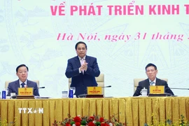 Thủ tướng Phạm Minh Chính và các Phó Thủ tướng tọa đàm với các doanh nghiệp về phát triển kinh tế tư nhân. (Ảnh: Dương Giang/TTXVN)