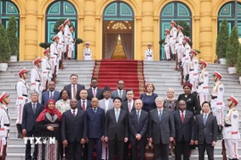 Chủ tịch nước Lương Cường với các Đại sứ đến trình Quốc thư. (Ảnh: Lâm Khánh/TTXVN)
