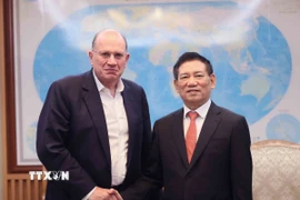 Phó Thủ tướng Hồ Đức Phớc tiếp Chủ tịch Tập đoàn Bảo hiểm Nhân thọ AIA Mark Tucker. (Ảnh: An Đăng/TTXVN)