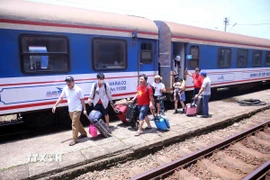 Hành khách đến Đà Nẵng bằng đường sắt. (Ảnh: Trần Lê Lâm/TTXVN)