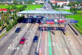 Một trạm thu phí BOT. (Ảnh: Lê Phước Ngọc/TTXVN)