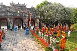 Cây nêu ở Thế Miếu trong Đại Nội Huế được hạ xuống. (Ảnh: Nguyên Lý/TTXVN)