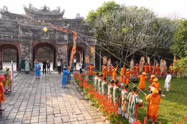 Cây nêu ở Thế Miếu trong Đại Nội Huế được hạ xuống. (Ảnh: Nguyên Lý/TTXVN)