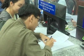 Tại các Ủy ban Nhân dân phường (xã), hồ sơ lý lịch-tư pháp luôn được ưu tiên giải quyết nhanh chóng, giảm phiền hà cho người dân. (Ảnh: Hữu Duyên/TTXVN)