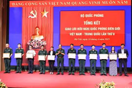 Thượng tướng Phùng Sĩ Tấn, Phó tổng Tham mưu trưởng Quân đội nhân dân Việt Nam trao Bằng khen của Bộ trưởng Bộ Quốc phòng cho các cá nhân. (Ảnh: Minh Đức/TTXVN)