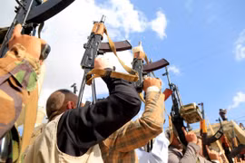 Các tay súng Houthi tại Sanaa, Yemen, ngày 11/3/2025. (Ảnh: THX/TTXVN)
