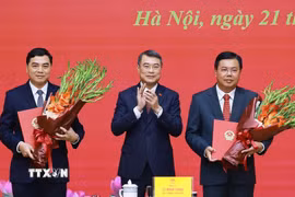 Thủ tướng Lê Minh Hưng trao Quyết định về việc điều động ông Nguyễn Tiến Hải, Ủy viên Trung ương Đảng, Bí thư Tỉnh ủy An Giang về công tác tại Bộ Nội vụ, giao Quyền Bộ trưởng Bộ Nội vụ và ông Nguyễn Hoài Anh, Ủy viên Trung ương Đảng, Chủ tịch Ủy ban Nhân dân tỉnh Thanh Hóa giữ chức Thứ trưởng Thường trực Bộ Dân tộc và Tôn giáo. (Ảnh: Dương Giang/TTXVN)