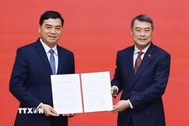 Thủ tướng Lê Minh Hưng trao Quyết định về việc điều động, bổ nhiệm ông Nguyễn Hoài Anh, Ủy viên Trung ương Đảng, Chủ tịch Ủy ban Nhân dân tỉnh Thanh Hóa giữ chức Thứ trưởng Thường trực Bộ Dân tộc và Tôn giáo. (Ảnh: Dương Giang/TTXVN)