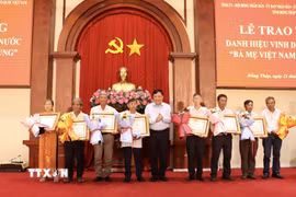 Chủ tịch Ủy ban Nhân dân tỉnh Đồng Tháp Phạm Thành Ngại trao, truy tặng danh hiệu vinh dự Nhà nước “Bà mẹ Việt Nam Anh hùng” cho các cá nhân. (Ảnh: Hồng Nhung/TTXVN)