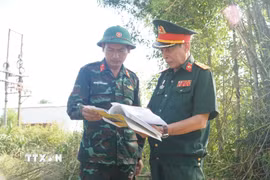 Cựu chiến binh Lê Hữu Tòng (phường Phú Bài) cung cấp thông tin cho Đội Quy tập 192. (Ảnh: Mai Trang/TTXVN)