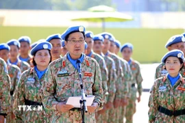 Thiếu tướng Phạm Mạnh Thắng, Cục trưởng Cục Gìn giữ hoà bình Việt Nam báo cáo công tác chuẩn bị lực lượng gìn giữ hòa bình trước Lăng Chủ tịch Hồ Chí Minh. (Ảnh: Tuấn Anh/TTXVN)