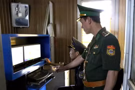 Đồn Biên phòng cửa khẩu Quốc tế Cầu Treo (Bộ đội Biên phòng tỉnh Hà Tĩnh) kiểm tra dữ liệu người xuất, nhập cảnh qua Cổng Thông tin thủ tục Biên phòng điện tử. (Ảnh minh họa. Nguồn: Bộ Quốc phòng)