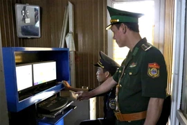 Đồn Biên phòng cửa khẩu Quốc tế Cầu Treo (Bộ đội Biên phòng tỉnh Hà Tĩnh) kiểm tra dữ liệu người xuất, nhập cảnh qua Cổng Thông tin thủ tục Biên phòng điện tử. (Ảnh minh họa. Nguồn: Bộ Quốc phòng)