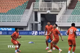 Đội tuyển Việt Nam tập luyện sẵn sàng cho cuộc đối đầu với Indonesia trên sân Pakansari tối 3/8. (Ảnh: Lê Minh Hưởng/TTXVN)