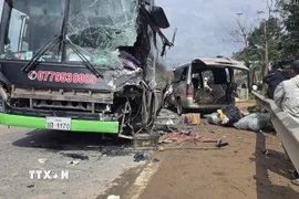 Hiện trường vụ tai nạn nghiêm trọng khiến 2 người chết, 3 người bị thương. (Ảnh: TTXVN phát)