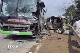 Hiện trường vụ tai nạn nghiêm trọng khiến 2 người chết, 3 người bị thương. (Ảnh: TTXVN phát)