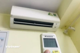 Khi trời nắng nóng, người dân nên sử dụng điều hòa hợp lý, cài đặt ở mức nhiệt từ 27 độ C trở lên, kết hợp với quạt để tăng hiệu quả làm mát. (Nguồn: Vietnam+)