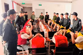 19 đối tượng cùng tang vật vụ án. (Ảnh do công an cung cấp).