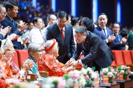 Thủ tướng Lê Minh Hưng thăm hỏi các Mẹ Việt Nam Anh hùng dự Hội nghị Tri ân người có công với cách mạng toàn quốc năm 2026. (Ảnh: Dương Giang/TTXVN)