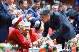 Thủ tướng Lê Minh Hưng thăm hỏi các Mẹ Việt Nam Anh hùng dự Hội nghị Tri ân người có công với cách mạng toàn quốc năm 2026. (Ảnh: Dương Giang/TTXVN)